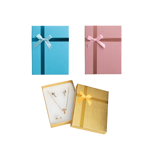 Caixa para presente em papelão com acabamento levemente texturizado e laço decorativo de cetim colado na tampa. Conta ainda com berço removível em espuma com ranhuras.
Altura : 3 cm
Largura : 12 cm
Comprimento : 16 cm
Medidas aproximadas para gravação (CxL): 7 cm x 10 cm